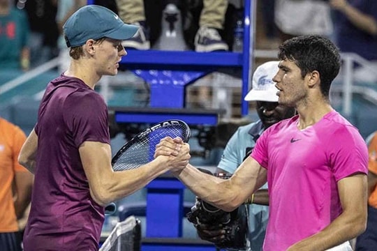 Jannik Sinner đe dọa ngôi vị số 1 thế giới của Carlos Alcaraz sau cú sốc Miami Open