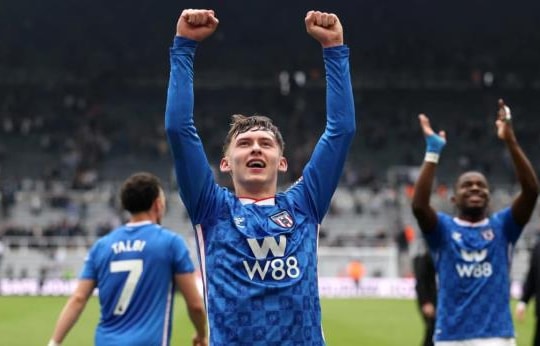 Manchester United tái khởi động thương vụ Chris Rigg sau màn trình diễn rực sáng trước Newcastle