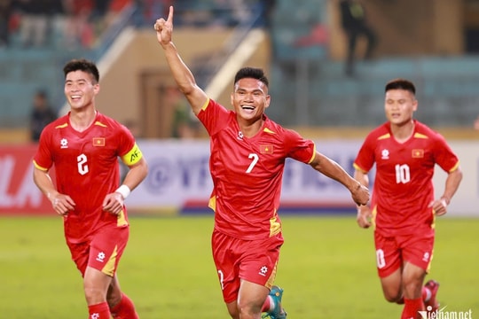 Tuyển Việt Nam áp đảo Bangladesh với 3 bàn thắng ngay trong hiệp một