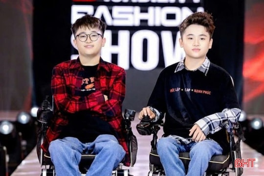 “Xe lăn sinh đôi” và hành trình vượt lên nghịch cảnh