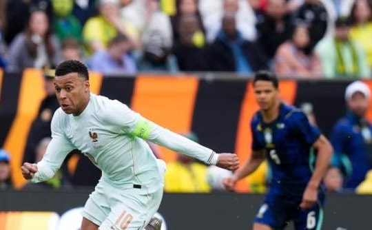 Pháp đánh bại Brazil 2-1: Kylian Mbappe tỏa sáng và bản lĩnh trong thế thiếu người