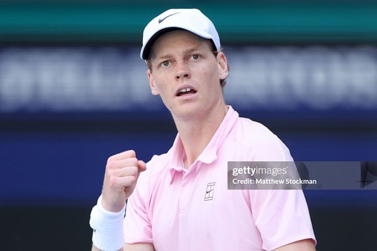 Sinner áp đảo Tiafoe để vào bán kết Miami Open, lập kỷ lục lịch sử tại Sunshine Double