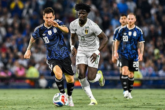 Argentina thắng nhọc nhằn 2-1 trước Mauritania trong ngày Messi trở lại
