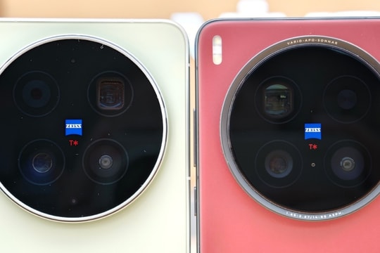 Cận cảnh vivo X300 Ultra: Cụm camera Zeiss khổng lồ dày gấp đôi thân máy