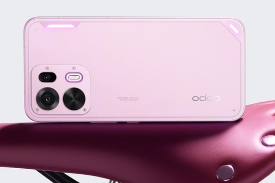 Cận cảnh OPPO K15 Pro: Mặt lưng sợi carbon mạ vàng và pin khủng 8.000 mAh