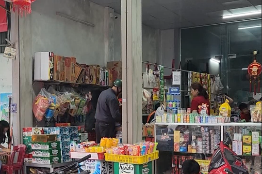 Nỗi lo quà vặt không rõ nguồn gốc trước cổng trường học