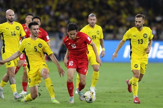 HLV Kim Sang-sik dùng hàng công cực mạnh quyết thắng Malaysia 2-0 tại Thiên Trường