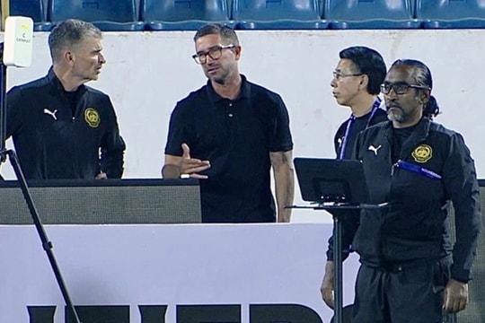 HLV Harry Kewell gây bất ngờ khi dự khán buổi tập của ĐT Malaysia tại Nam Định