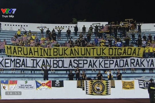 CĐV Malaysia giăng băng rôn chỉ trích FAM tại Ninh Bình sau bê bối nhập tịch khiến đội nhà mất vé Asian Cup