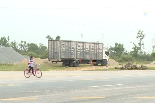 Nguy hiểm rình rập tại ngã 5 giao quốc lộ 15B với đường liên xã Đồng Tiến