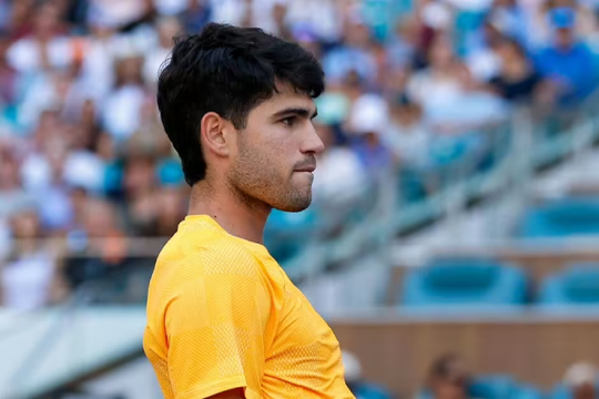 Carlos Alcaraz gây sốc với hành động quát tháo ban huấn luyện tại Miami Open 2026