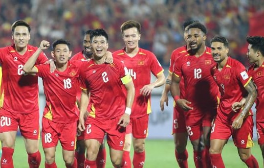Bóng đá Việt Nam và Thái Lan cùng lọt Top 100 FIFA sau hai thập kỷ