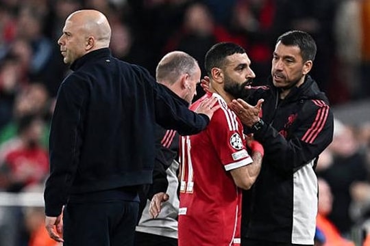 Liverpool sa sút dưới thời Arne Slot: Hệ lụy từ những sai lầm trên thị trường chuyển nhượng