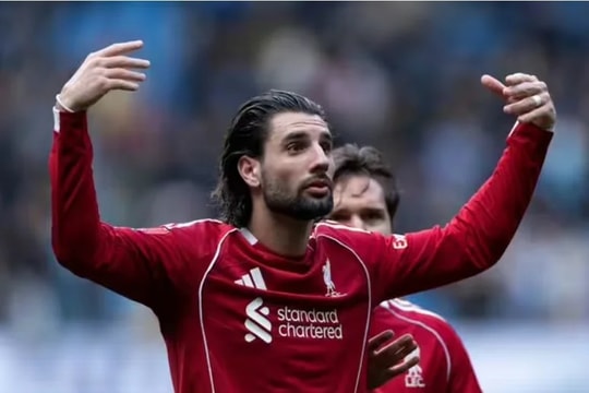 Liverpool rơi vào thế khó trong cuộc đua Top 4 với Man Utd sau cú sốc FA Cup