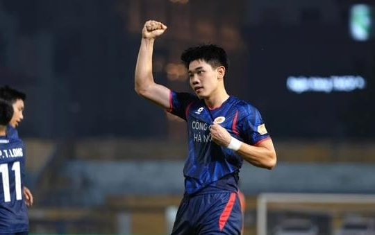 Đình Bắc ghi cú đúp chấm dứt 500 ngày tịt ngòi, Quang Hải dính chấn thương nặng