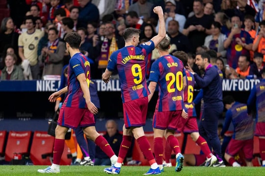 Barcelona ngược dòng hạ Atletico Madrid 2-1: Rashford tỏa sáng, Lewandowski ấn định tỷ số