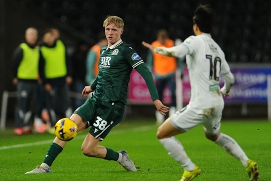 MU săn đón trung vệ Tom Atcheson: Quyết không lặp lại sai lầm đắt giá mang tên Adam Wharton