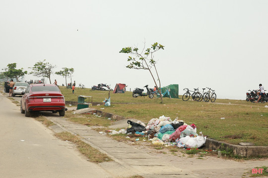 Biển Lộc Hà nhếch nhác, rác thải bủa vây