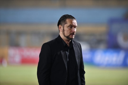 HLV Velizar Popov nghi ngờ sự thống nhất giữa trọng tài và VAR sau trận hòa của Thể Công Viettel