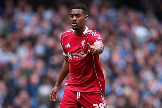 Liverpool bộc lộ lỗ hổng nơi hàng tiền vệ với Ryan Gravenberch