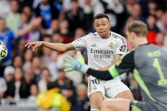 Kylian Mbappe khiến fan Real Madrid lo ngại: Khi sát thủ mải mê làm nhạc trưởng trước Bayern Munich