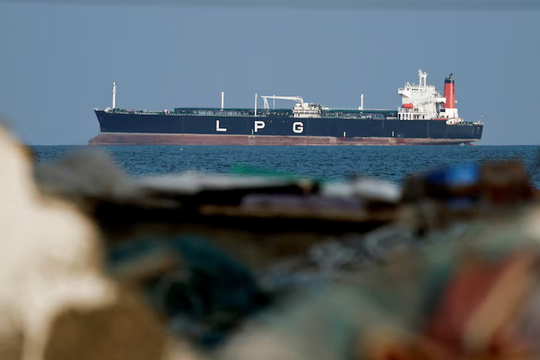 Iran cho phép tối đa 15 tàu qua eo biển Hormuz mỗi ngày
