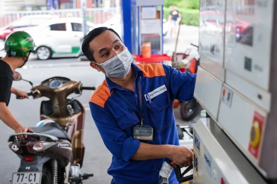 Giá xăng dầu hôm nay 12/4/2026: Bảng giá tại Petrolimex, PVOIL, Mipec