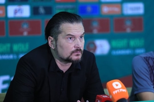 HLV Popov nhận thẻ đỏ và đề xuất tăng ngoại binh gây chia rẽ tại V-League