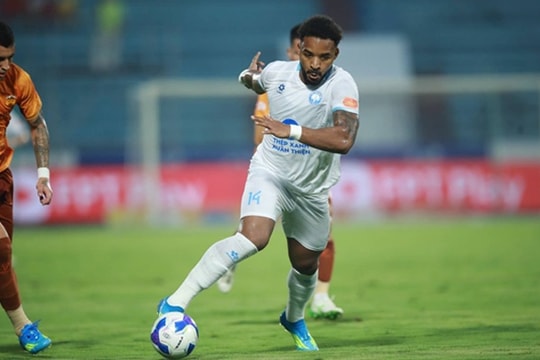 Nguyễn Xuân Son bức xúc chất vấn VAR sau thất bại kịch tính của Nam Định