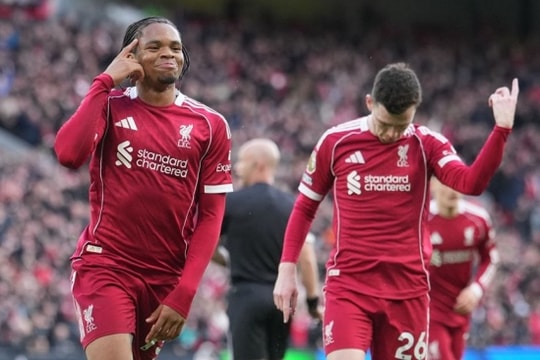 Rio Ngumoha đi vào lịch sử, Liverpool hạ Fulham áp sát top 4 Ngoại hạng Anh