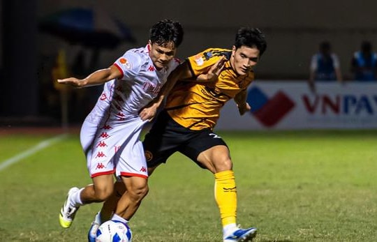 Nguyễn Ngọc Mỹ nén đau thi đấu trong cơn khủng hoảng nhân sự tại CLB Thanh Hóa