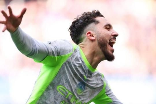 Rayan Cherki rực sáng giúp Manchester City đè bẹp Chelsea 3-0 tại Stamford Bridge