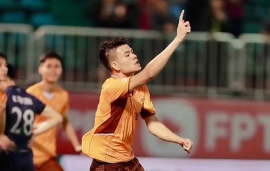 Đinh Quang Kiệt 'khóa chặt' Nguyễn Xuân Son: 'Tòa tháp' 1m95 của HAGL rực sáng tại Pleiku