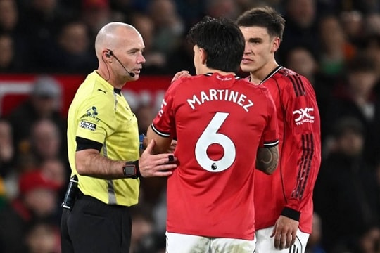 Lisandro Martinez nhận thẻ đỏ tranh cãi trong ngày Man United gục ngã trước Leeds United
