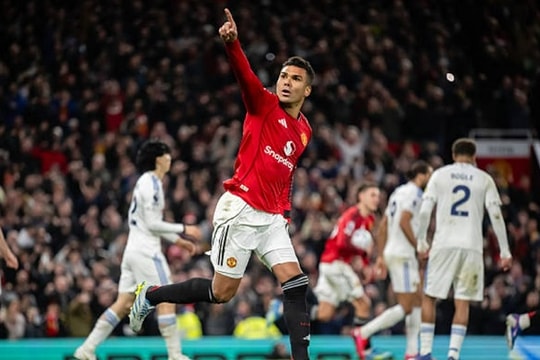 Casemiro ghi bàn không đủ cứu Man Utd trong trận thua kịch tính Leeds United