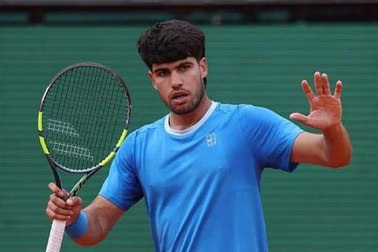 Carlos Alcaraz rút lui khỏi Barcelona Open 2026: Chấn thương cổ tay và tham vọng của Zverev