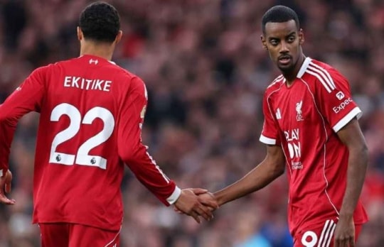 Alexander Isak đối mặt thử thách 125 triệu bảng khi Hugo Ekitike nghỉ thi đấu dài hạn