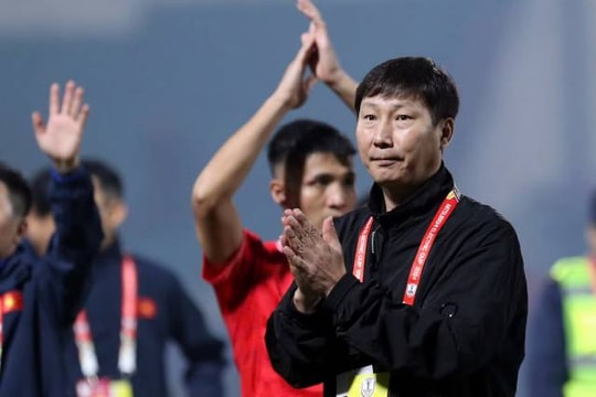 HLV Kim Sang-sik yêu cầu cầu thủ Việt Nam bỏ thói quen câu giờ để chuyên nghiệp hóa lối chơi