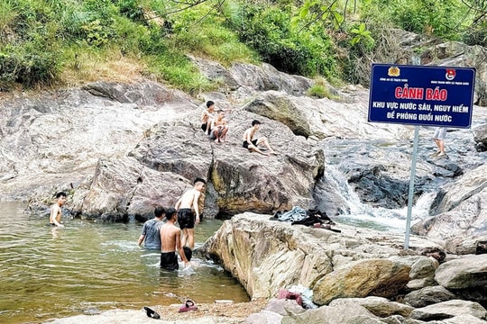 Bất chấp cảnh báo đuối nước, nhiều trẻ em vẫn tắm ở hồ Khe Xai
