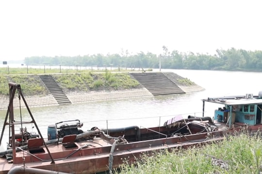 Bắt giữ 2 tàu khai thác, vận chuyển trái phép trên sông Lam