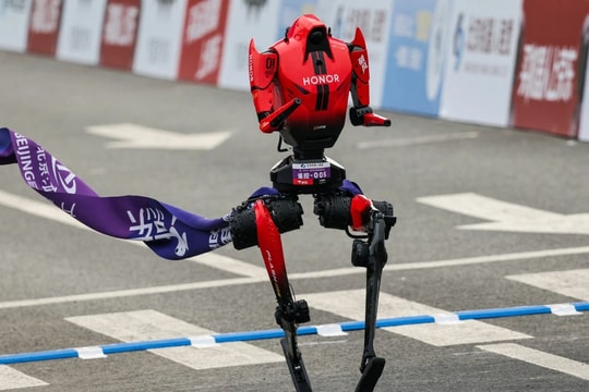 Robot hình người của Honor lập kỷ lục chạy bán marathon trong 50 phút 26 giây