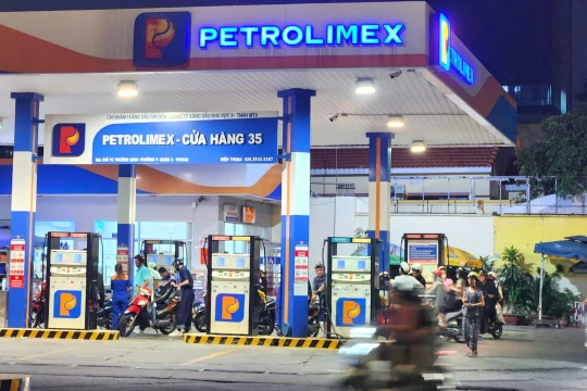 Giá xăng RON 95 giảm còn 23.040 đồng/lít