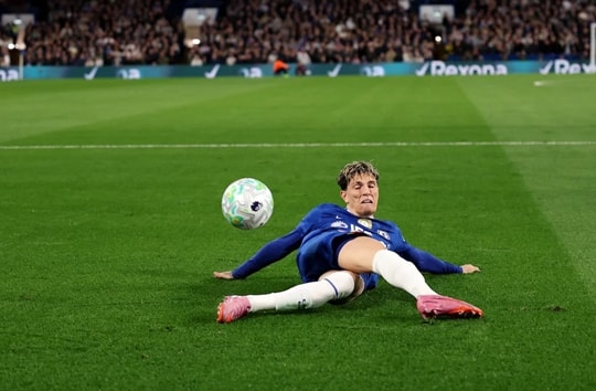 Man United bán Alejandro Garnacho cho Chelsea: Nụ cười của Sir Jim Ratcliffe và cuộc thanh trừng tại Old Trafford