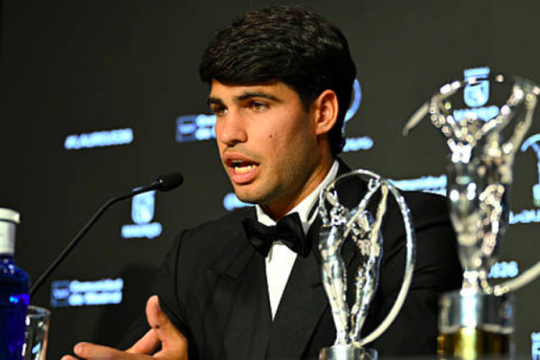 Carlos Alcaraz đoạt Oscar thể thao 2026 và nỗi lo rút lui khỏi Roland Garros