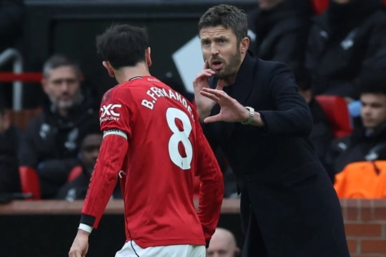 Bruno Fernandes thăng hoa rực rỡ: Michael Carrick giải mã sai lầm của Ruben Amorim