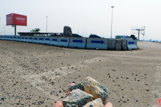 “Bẫy" đá dăm trên quốc lộ 1 qua Hà Tĩnh gây nguy hiểm người đi đường