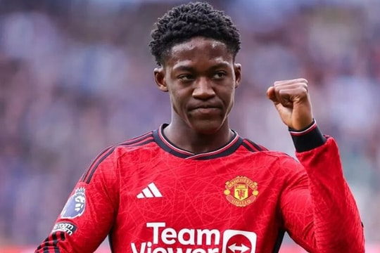 MU gia hạn Kobbie Mainoo 5 năm, Liverpool nhắm Kolo Muani thay thế Mohamed Salah