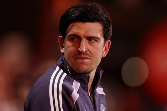 Michael Carrick đối mặt bài toán nhân sự hàng thủ khi Harry Maguire và Leny Yoro tái xuất tại Man United