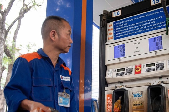 Giá xăng giảm về dưới 23.000 đồng một lít