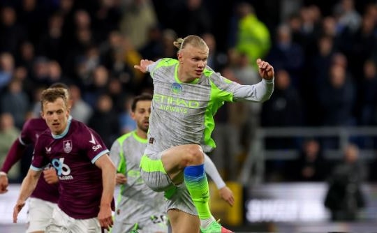 Man City hạ Burnley 1-0: Erling Haaland lập công đưa The Citizens lên đỉnh bảng